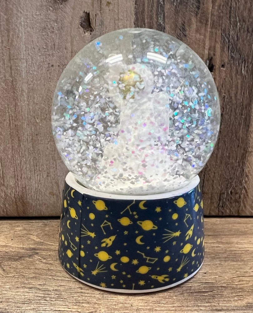 Astronaut Snow Globe 3.5" x 2"