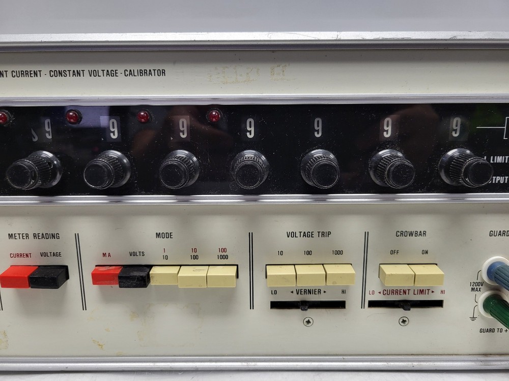 Fluke 3330B Constant Current Voltage Calibrator Parts (Powers On)