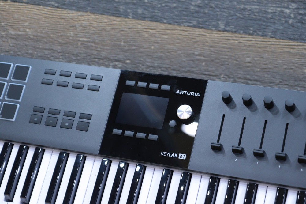 Arturia KeyLab 61 Mk3 Universal MIDI Controller 61-Note Semi-Weighted w/Box