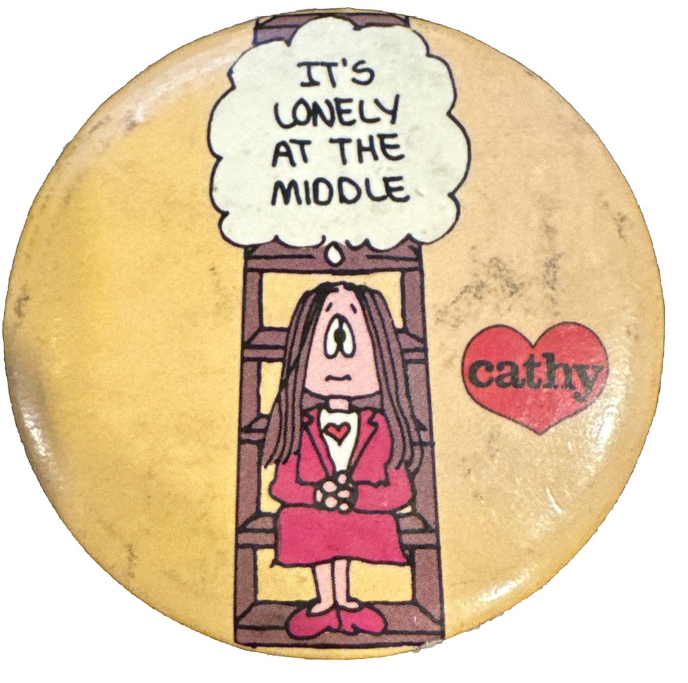 VINTAGE PINBACK BUTTON 1982 - CATHY COMIC- LONELY AT THE MIDDLE PIN BUTTON