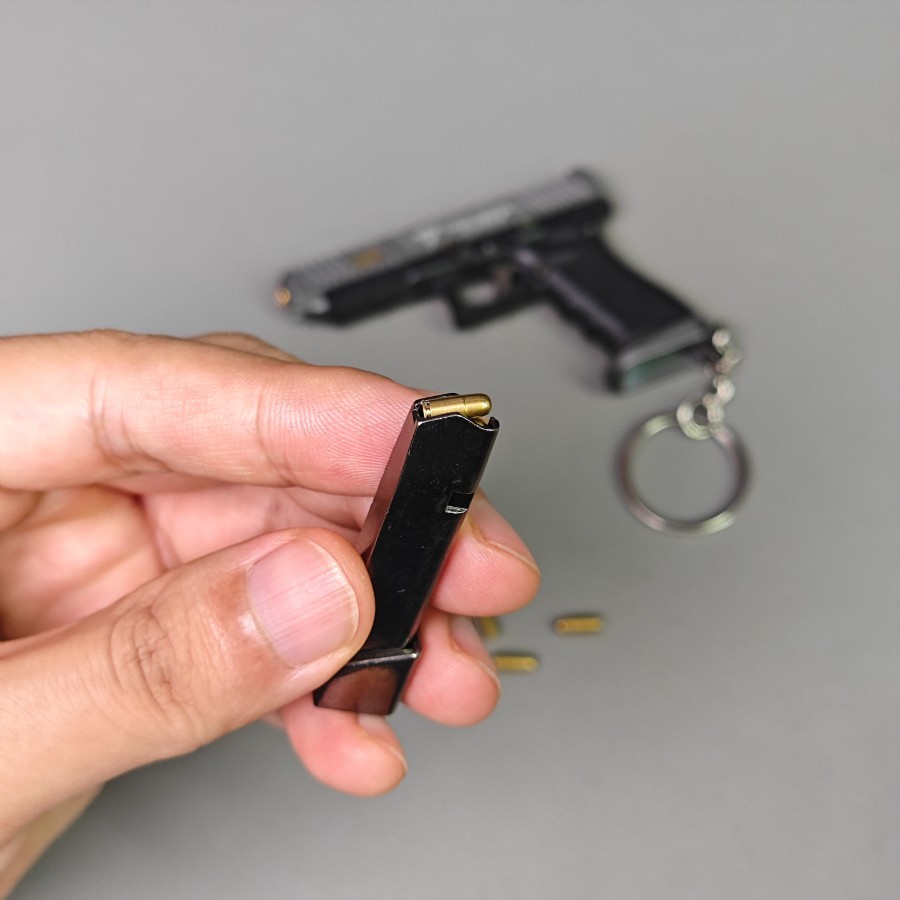 Glock 34 Alloy Mini Pistol Keychain Toy 1:3 Scale Shell Ejection Free Assembly