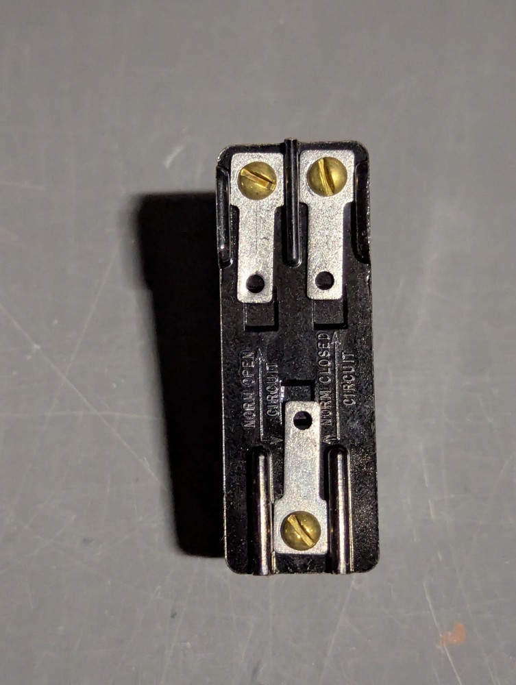 1 Micro Switch BZ-2RW822-A2 Roller Limit Switch NEW OLD STOCK