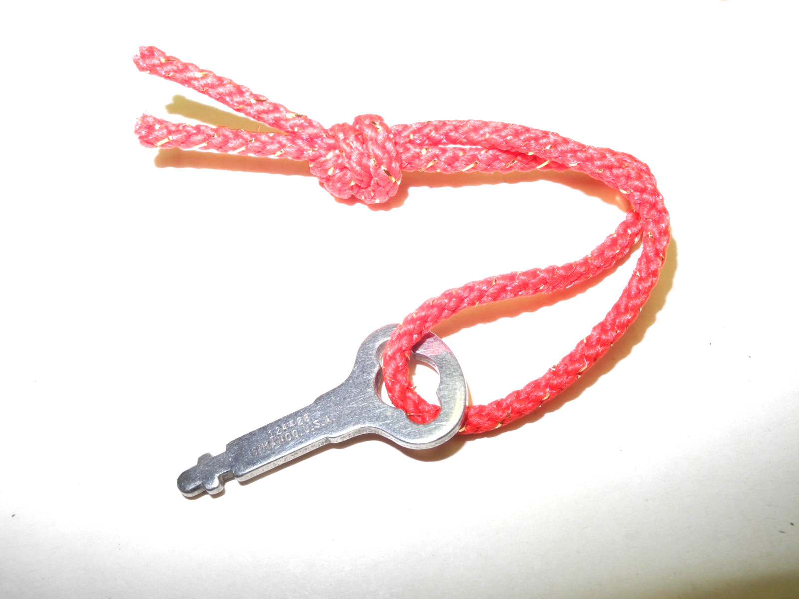 VINTAGE SINGER SEWING MACHINE ORIGINAL BENTWOOD CASE KEY, #124428, PERFECT SHAPE