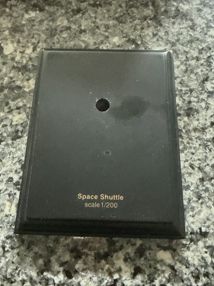 Executive Series NASA Space Shuttle (Discovery) Orbiter Full Stack 1/200 Scale