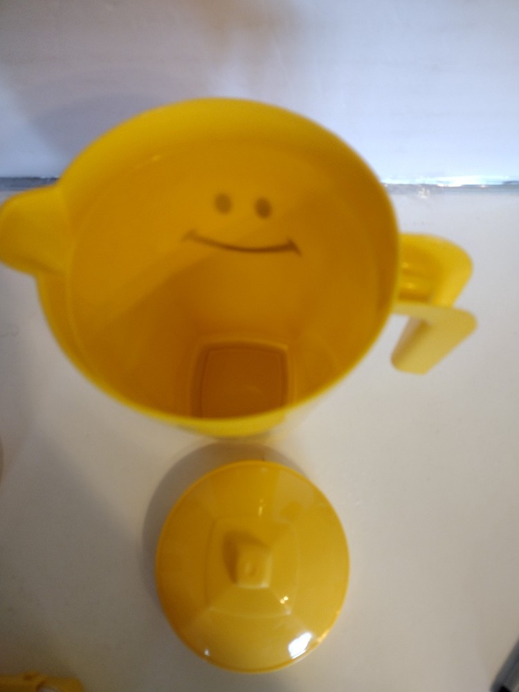Smiley Plastic Pitcher Sandwich Holder Snack Holder