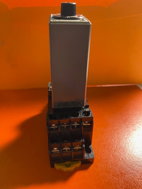 Idec RTU-D4NU 120 VAC TIMER with Base