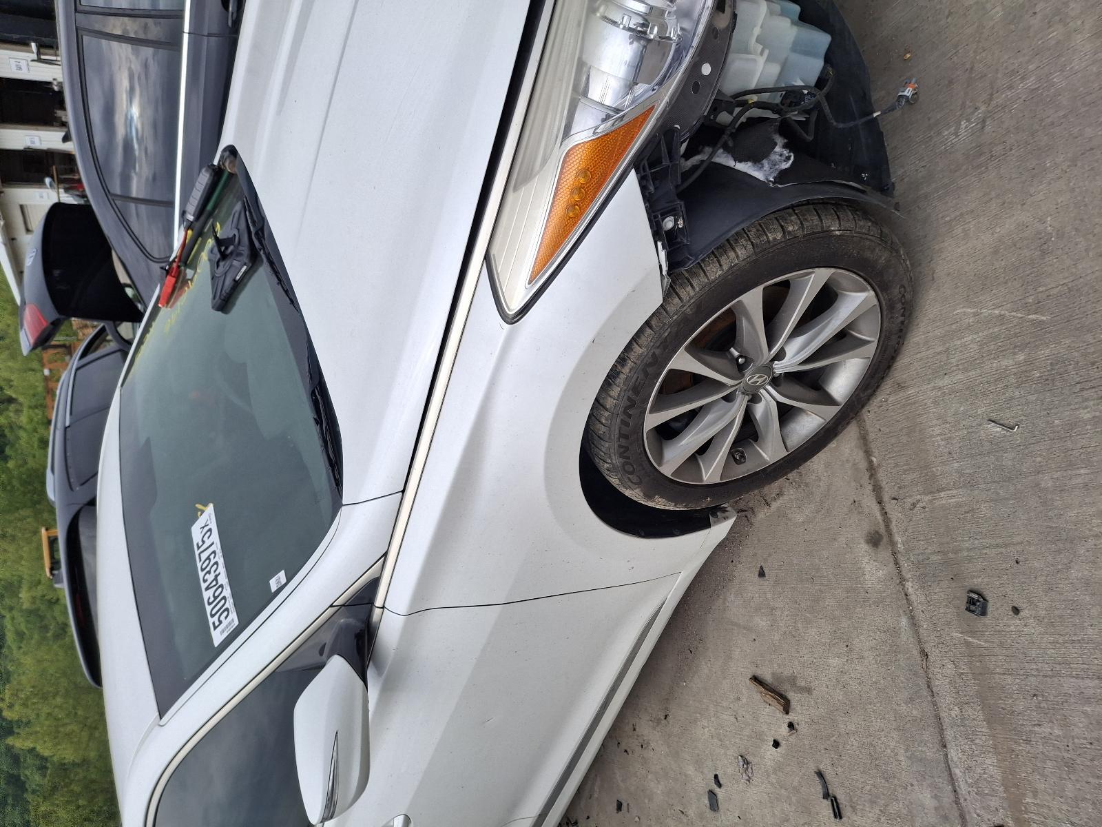 2016 Hyundai Azera Used White Deck Lid with Rear View Camera - OEM