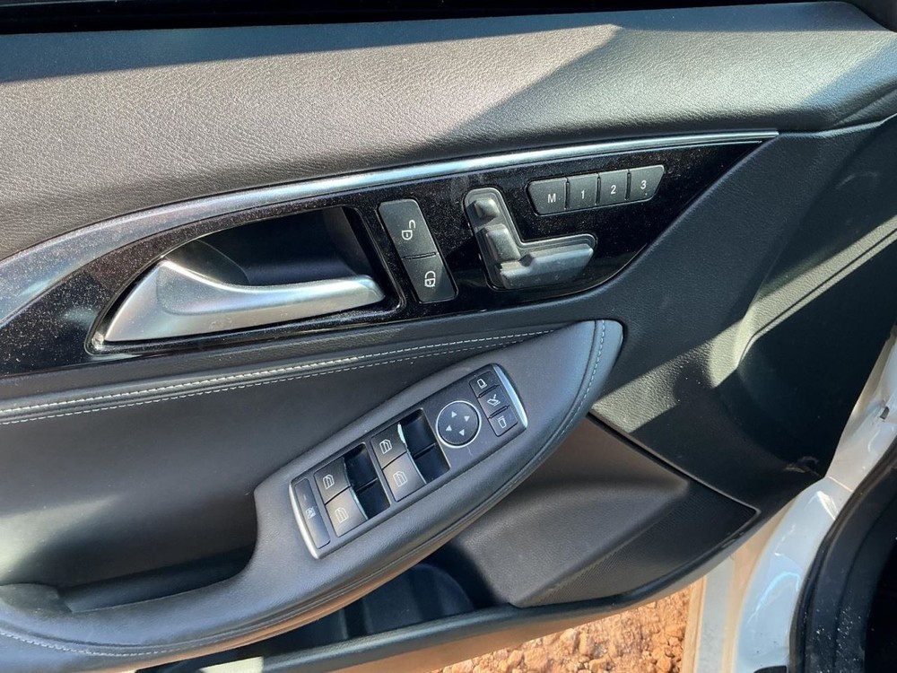 QX30 2017 Glove Box 4977390