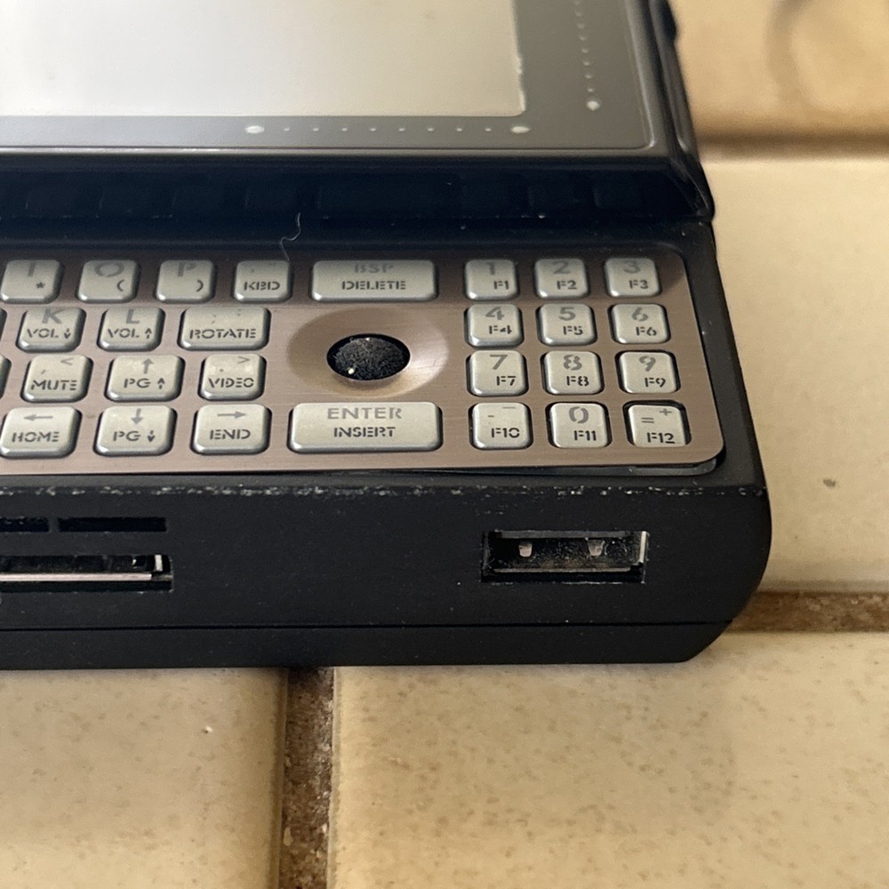 OQO Model 02 UMPC Mini PC – Working with Cables (READ)