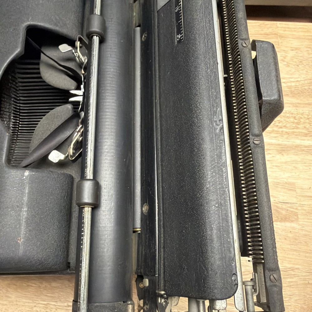 Antique 1940s Royal KMM Magic Margin Typewriter