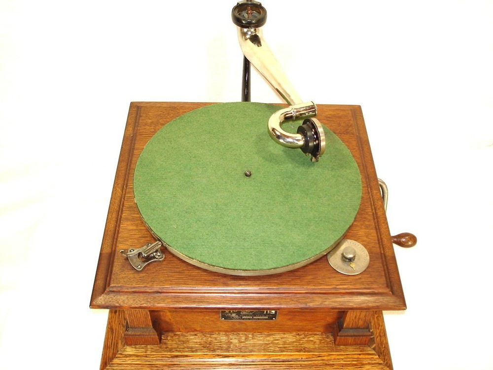 Victor V Phonograph