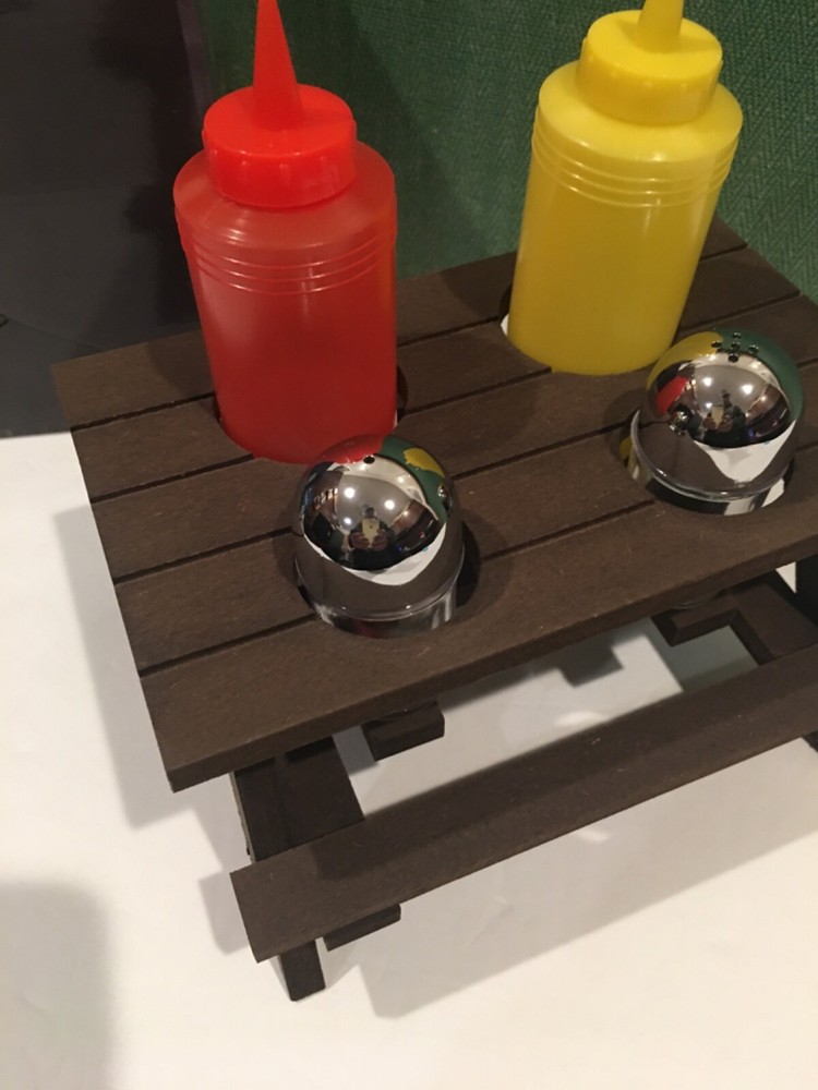 Picnic table condiment set