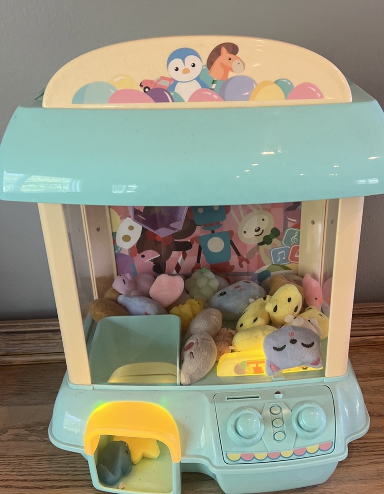 Mini Claw Machine – Lights, Music & Squishy Prizes!