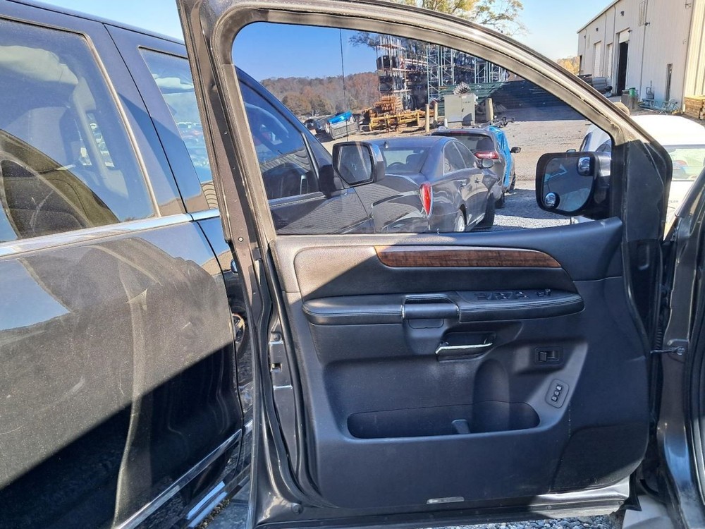 ARMADA 2010 Glove Box 4863353