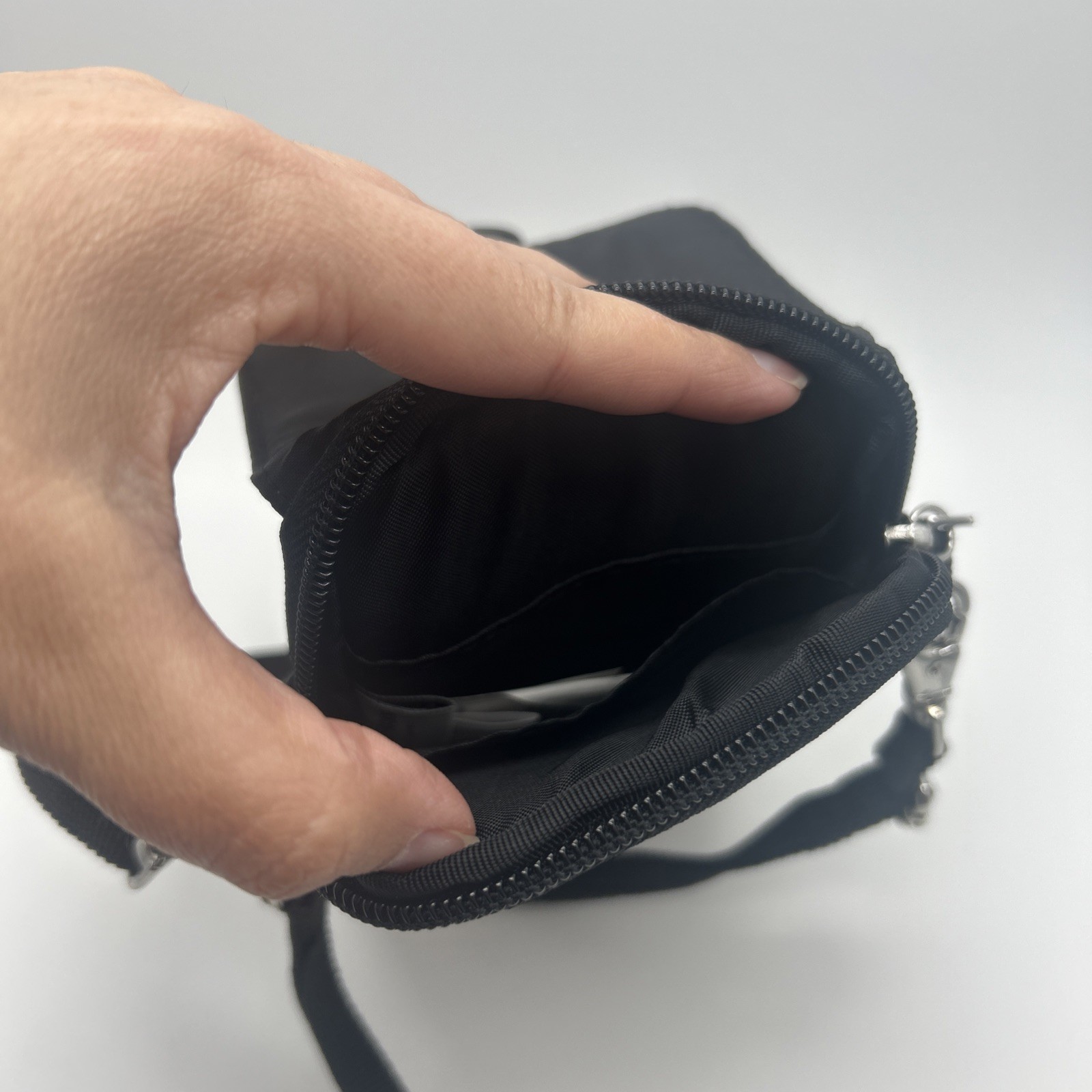 Disney D-Tech Wristlet Clutch Wallet Card Phone Case ID Holder Zip Bag Minnie