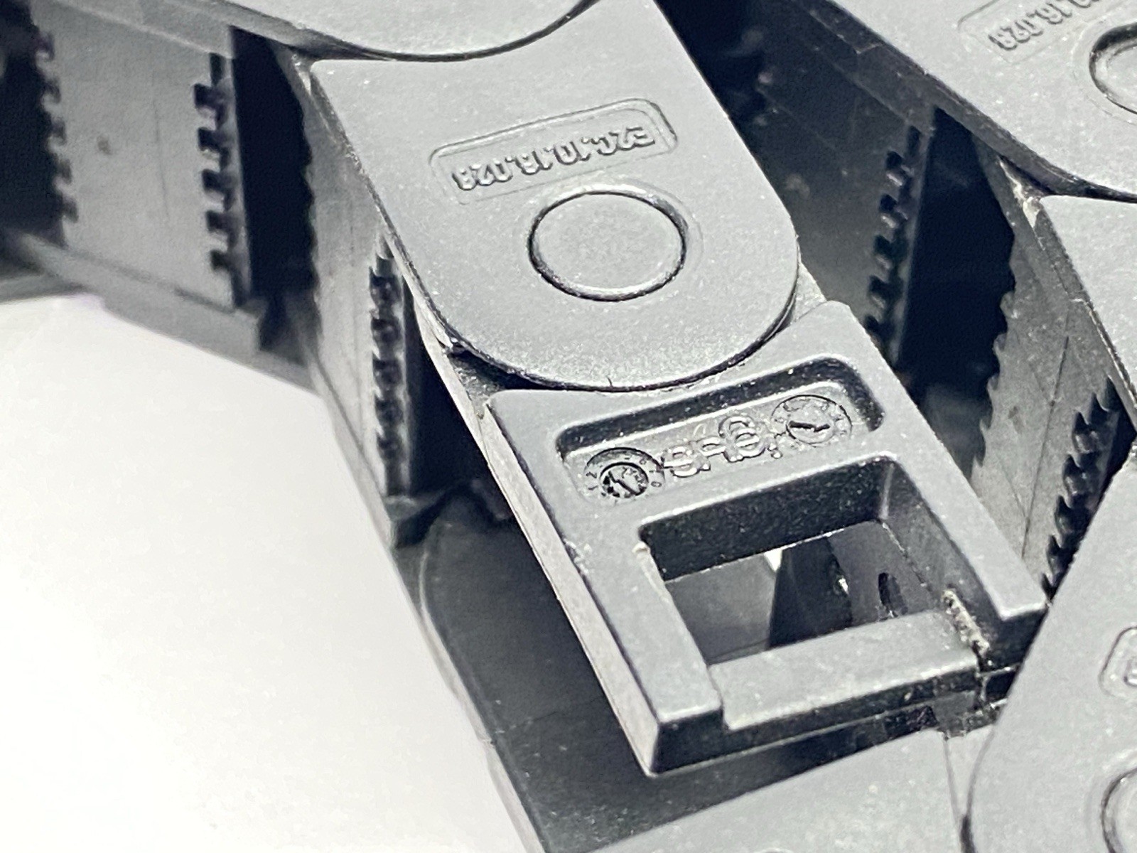 Igus E2C.10.16.028.0 Series E2C.10 E-Chain Cable Carrier 95 Links 6.23ft Length