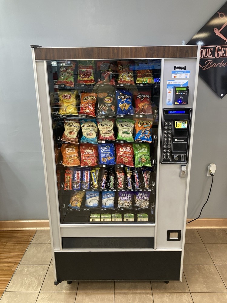 AP 113 Used SNACK VENDING MACHINE @Location AP w/computer Cc Reader