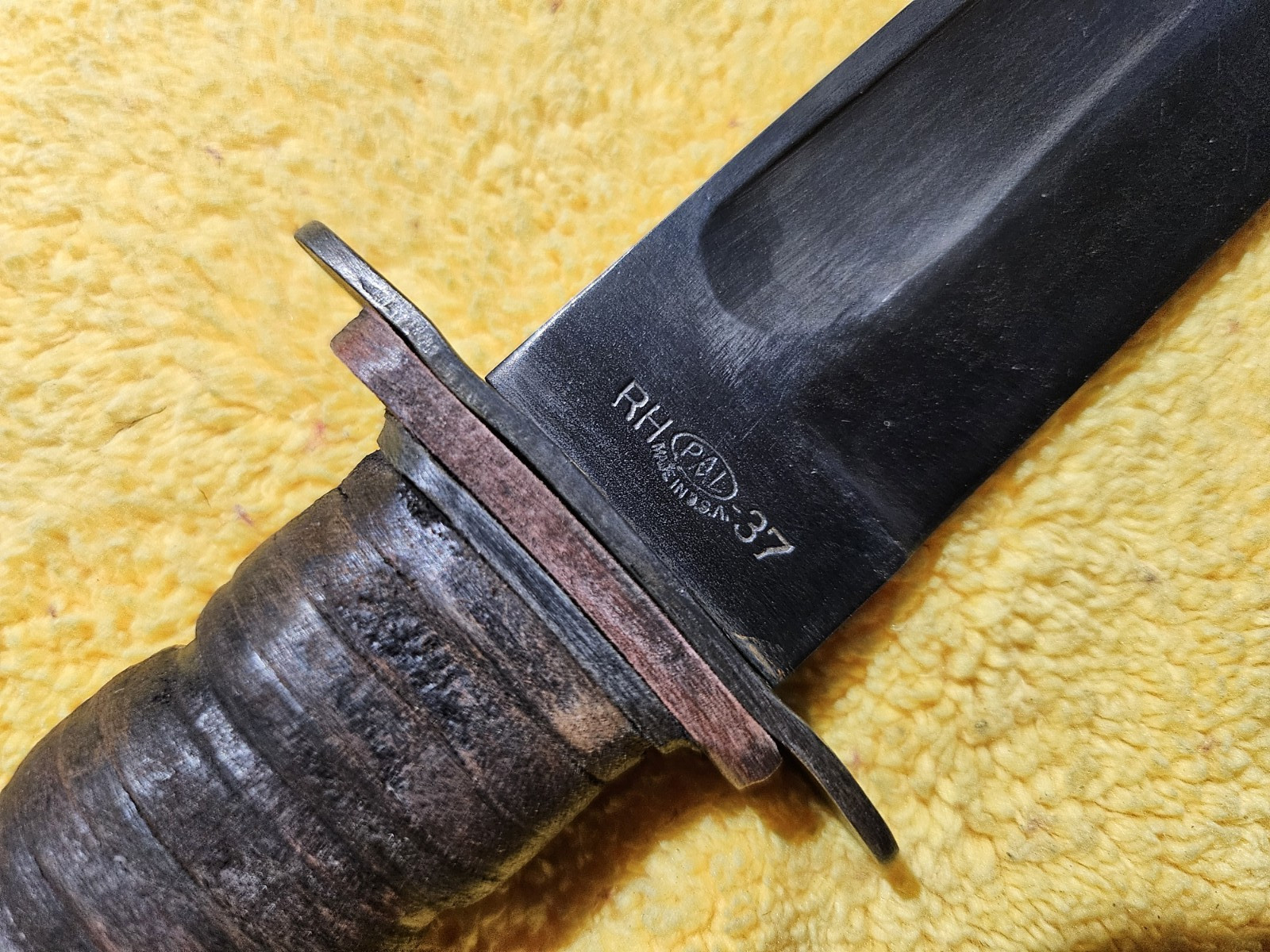 WW II US Navy Pal RH-37 Red Spacer 7" Blade & Leather Sheath. FREE SHIP.