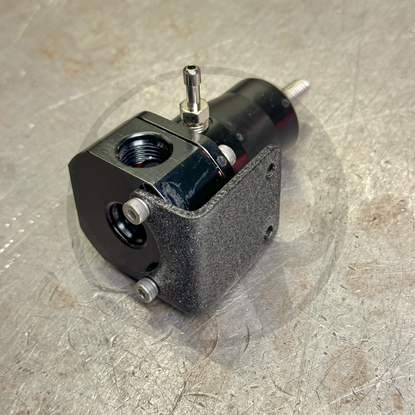 Aeromotive 13196 Style Fuel Pressure Regulator Bracket w Bolts (Wrinkle Black)