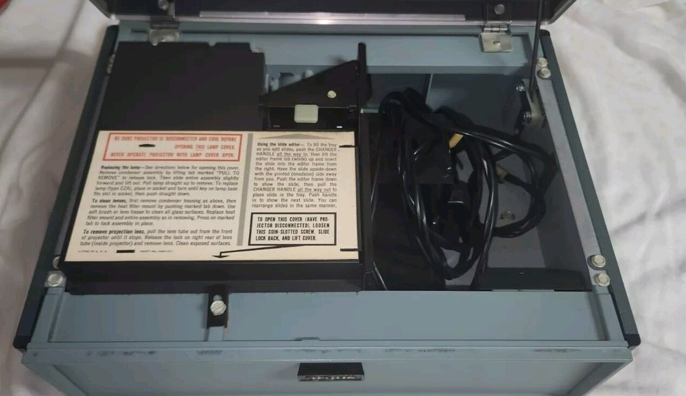 VTG Argus 540 Automatic Slide Projector Powers Up. Needs light Bulb
