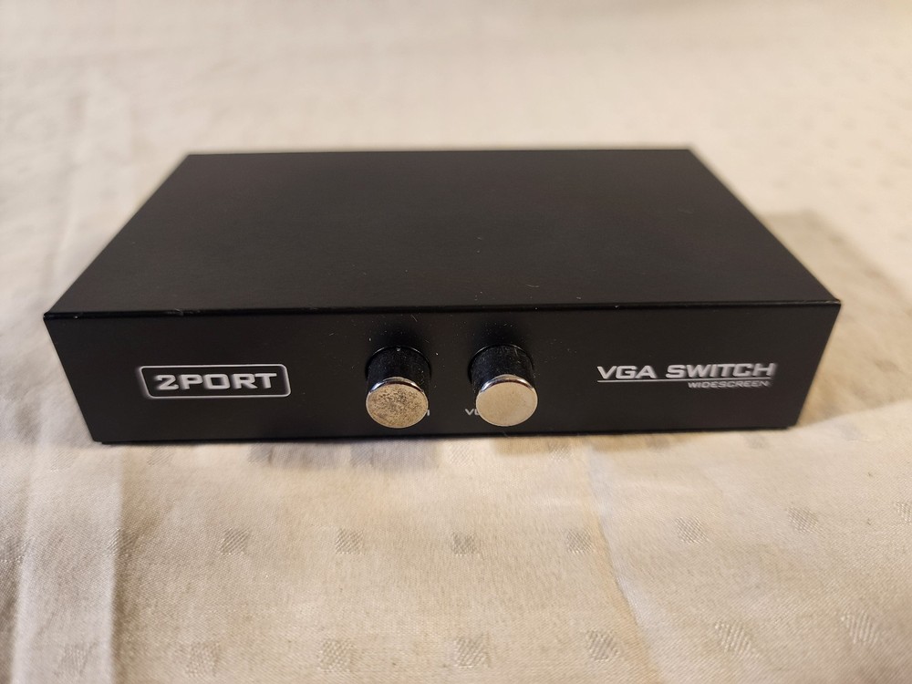2 Port VGA Switch Widescreen with 2 VGA Cables