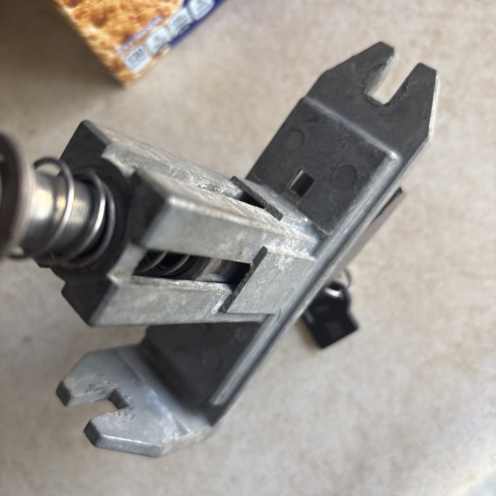 Dixie Narco T handle with posts (for coin chute) includes lock and One keys