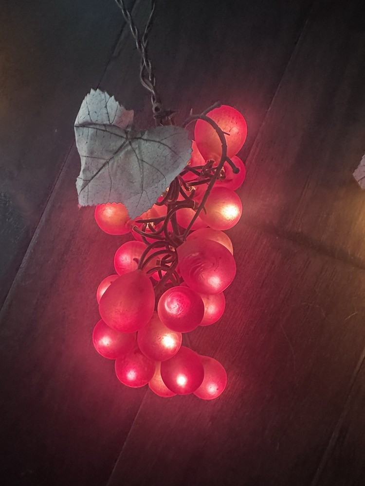 Vintage Plastic Rubber Grape String Lights Working 25’ Long 6 Clusters Red/green