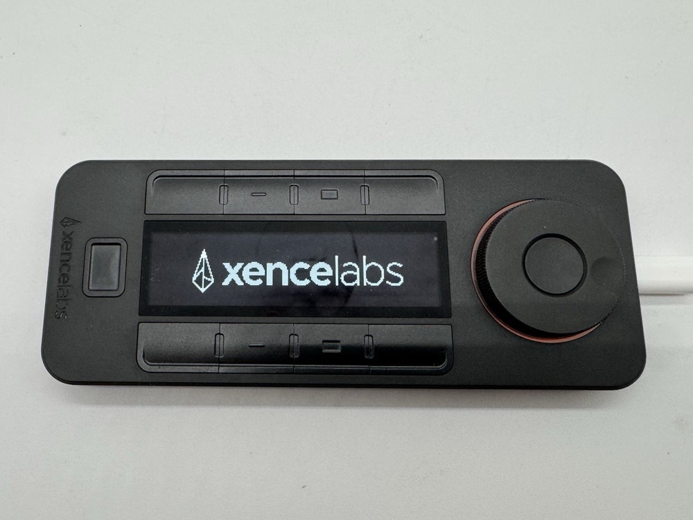 Xencelabs Quick Keys Remote Shortcut Controller w/ Case Powers On