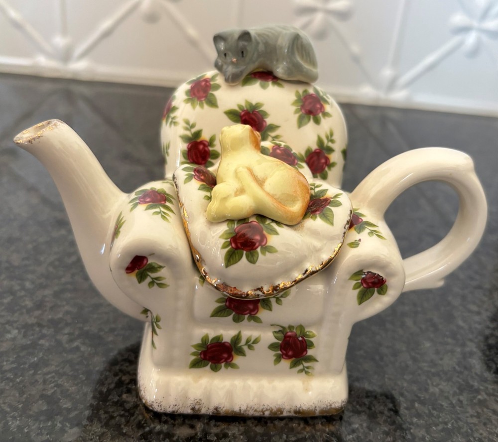 Royal Albert Miniature Tea Pot, Two Cats Playing