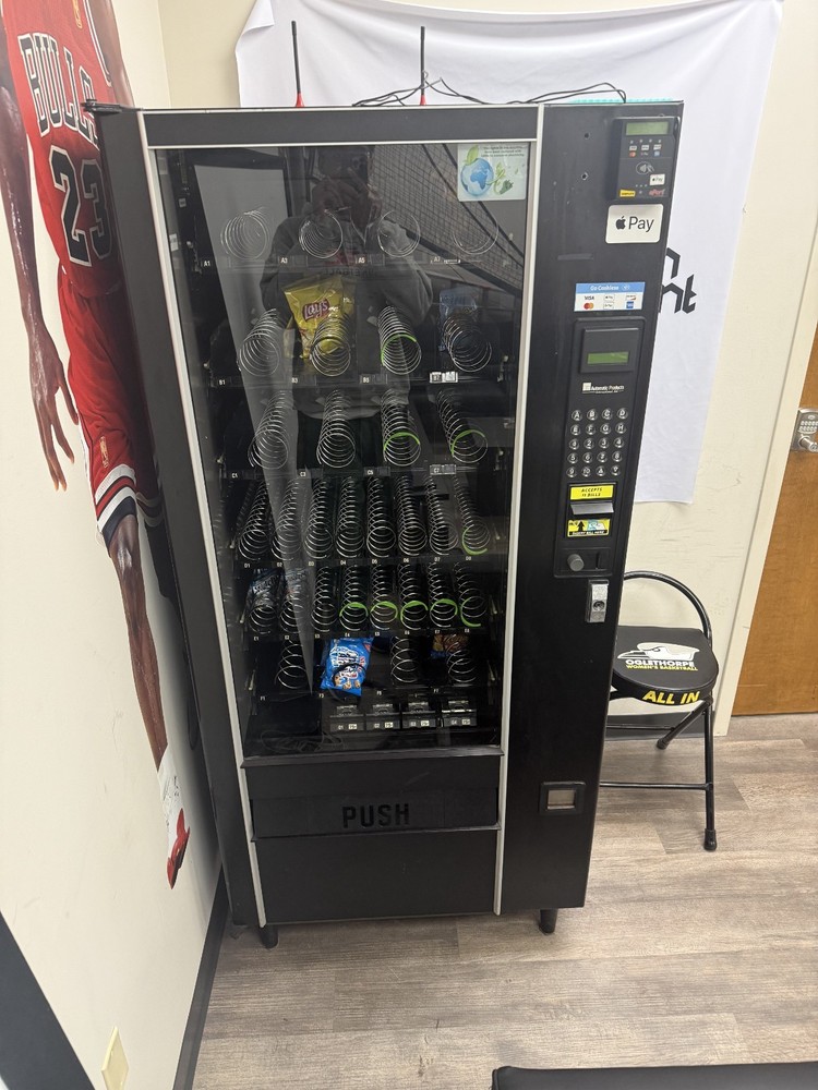 snack vending machine with card reader
