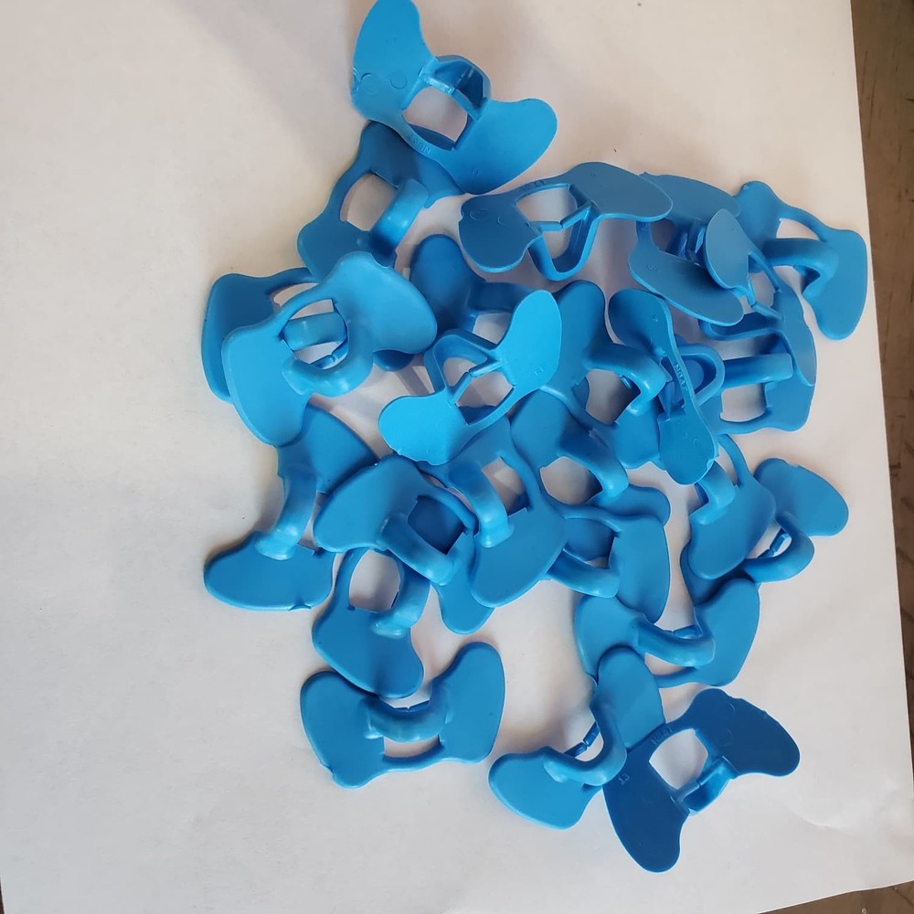 Clip-On Pinless Blinders for Poultry - Plastic Binders with Built