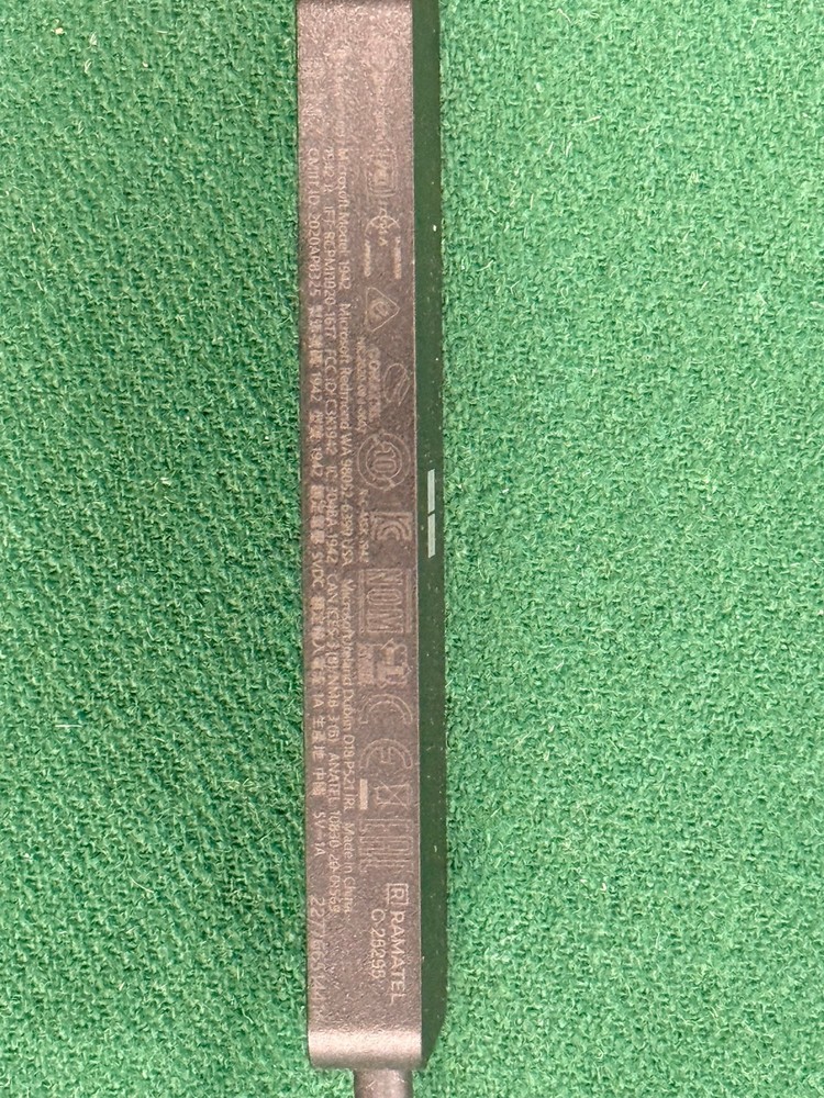 Microsoft 4K Wireless Display Adapter Model 1942 UTH-00001