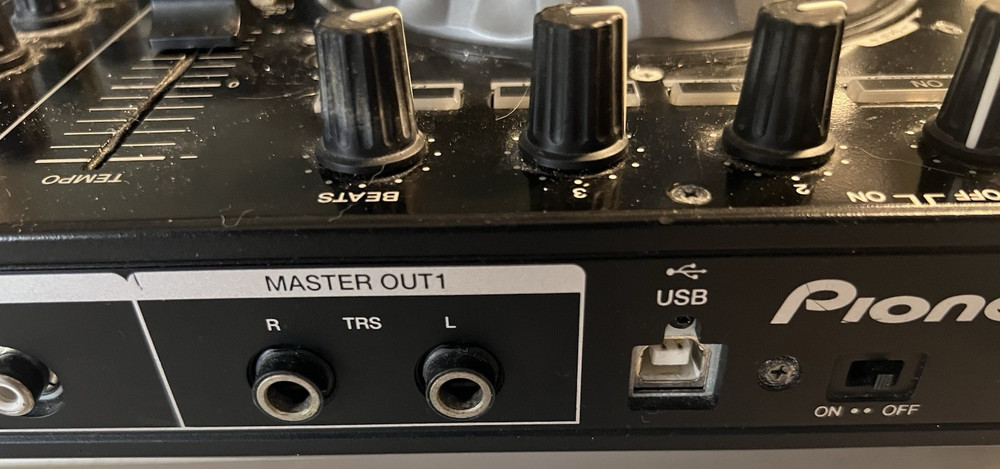 Pioneer DDJ-SR Digital DJ Controller Comes With Extras please read description