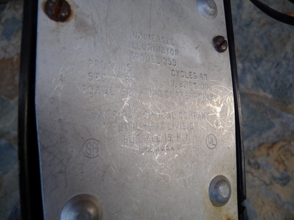 AMERICAN OPTICAL UNIVERSAL ILLUMINATOR LIGHT SOURCE MODEL #359 WORKS