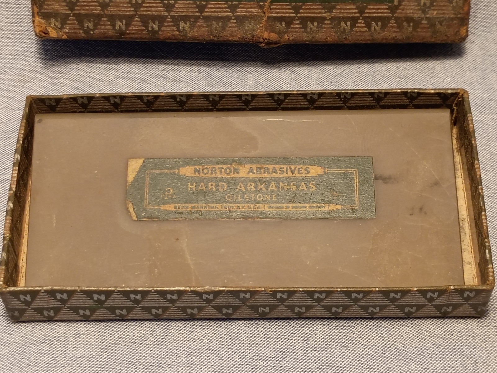 Vintage Norton Abrasives Hard Arkansas Oilstone HS 4 Round Edge Slip in Box-used