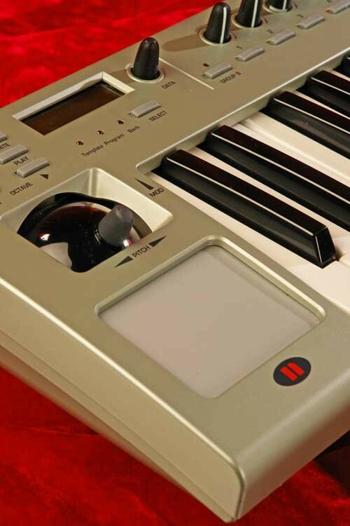 NOVATION REMOTE 25 LE  Keyboard Controller USB MIDI Touchpad & Joystick