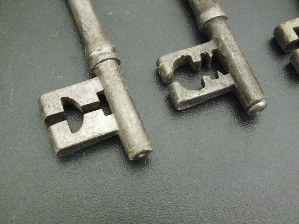 EIGHT ANTIQUE IRON WARDED KEYS .