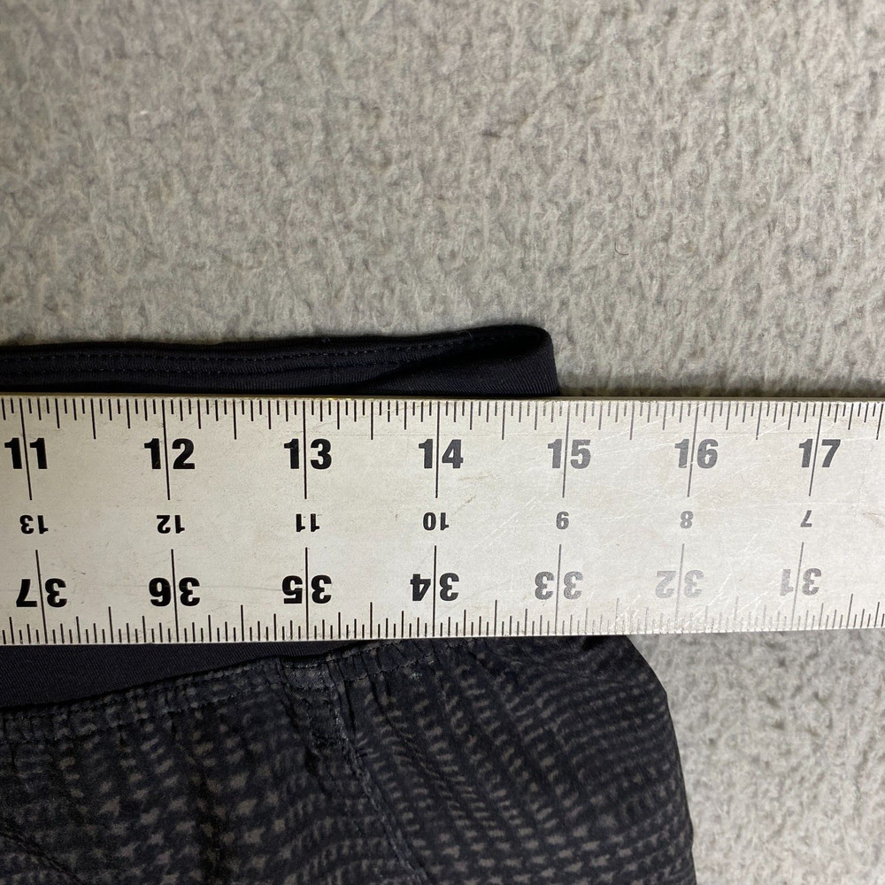 Lululemon T.H.E Short Mens Medium Linerless Gray Geometric Print Active Stretch