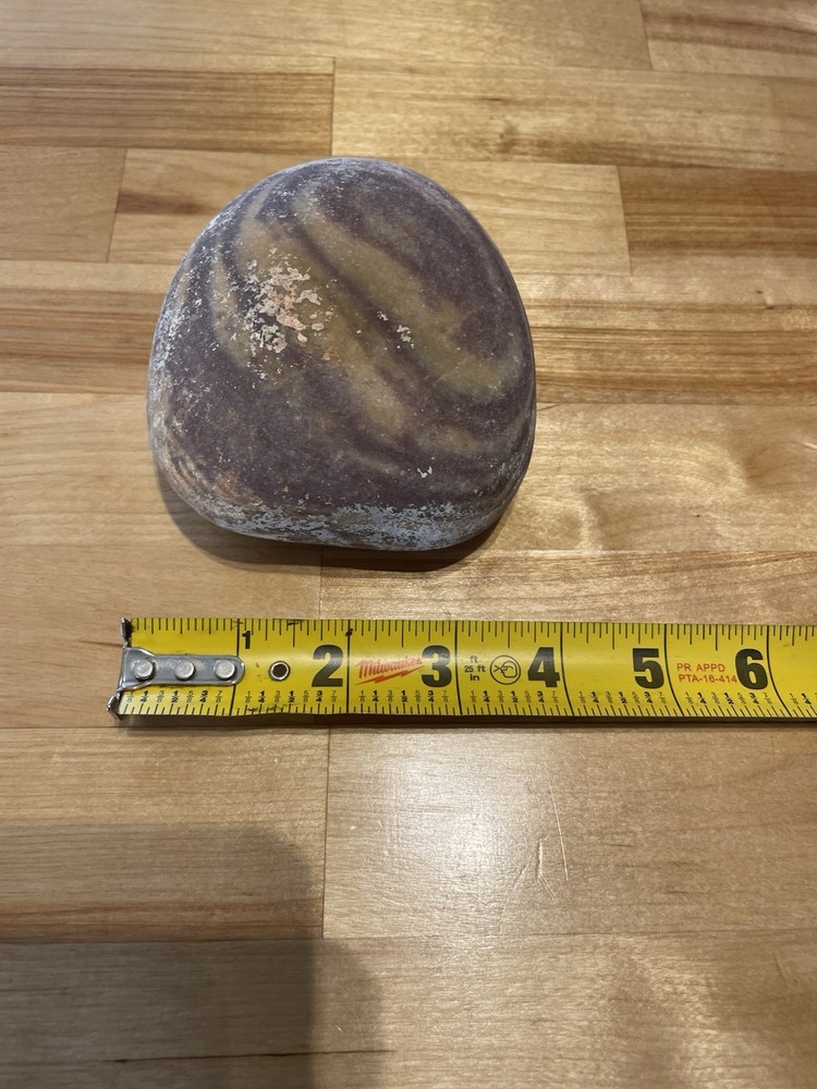 PURPLE AND TAN CONCENTRIC CIRCLE STRIPED SMOOTH ROCK COOL PATTERN WORRY STONE