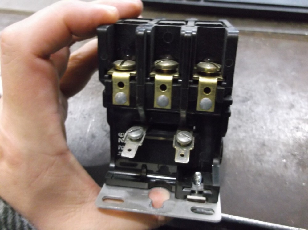 TELEMECANIQUE 2200EB230AA CONTACTOR (703)