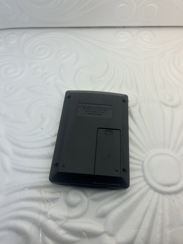 Tiger Electronics 1994 Caesars Palace Black Jack Electronic LCD Game( Works)