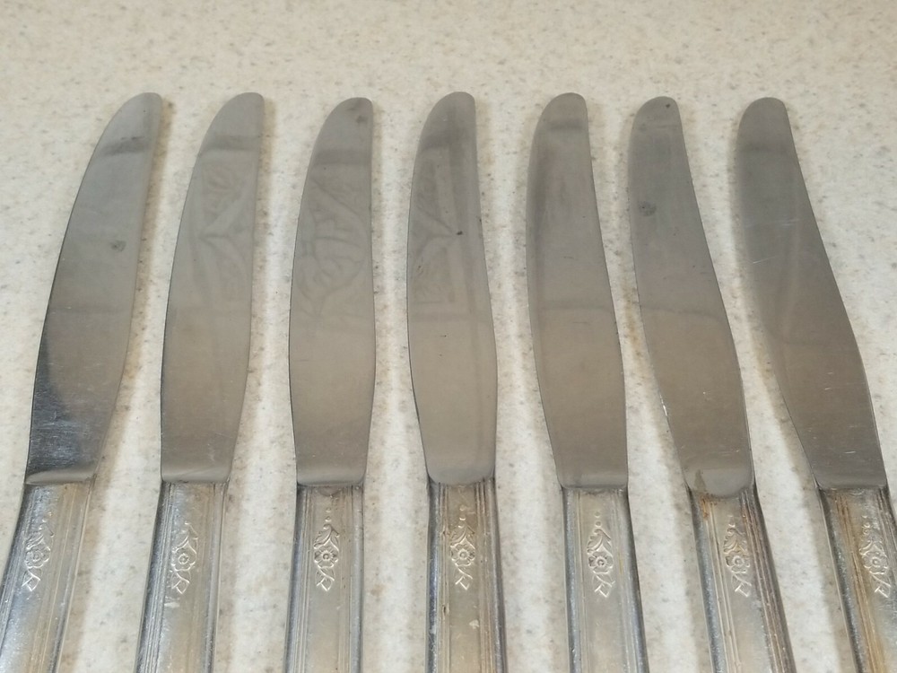 ONEIDA COMMUNITY SILVERPLATE TUDOR FLATWARE QUEEN BESS 7 SOLID DINNER KNIVES 9"