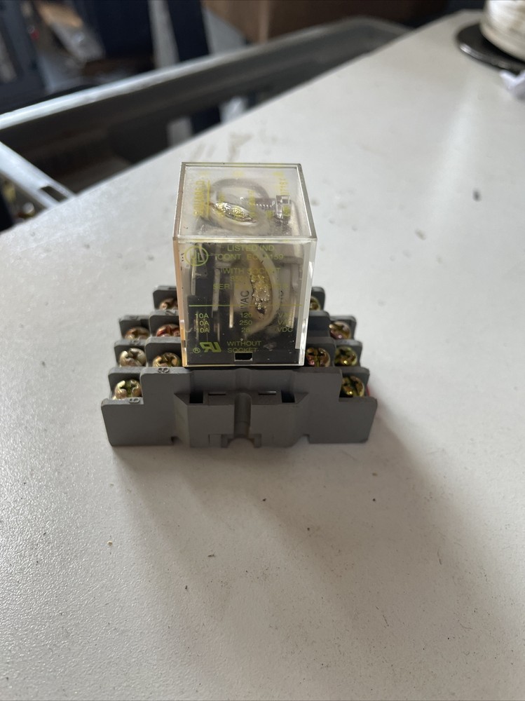 1) Square D 8501NR43 SER B 10A-300V Relay And Socket Base