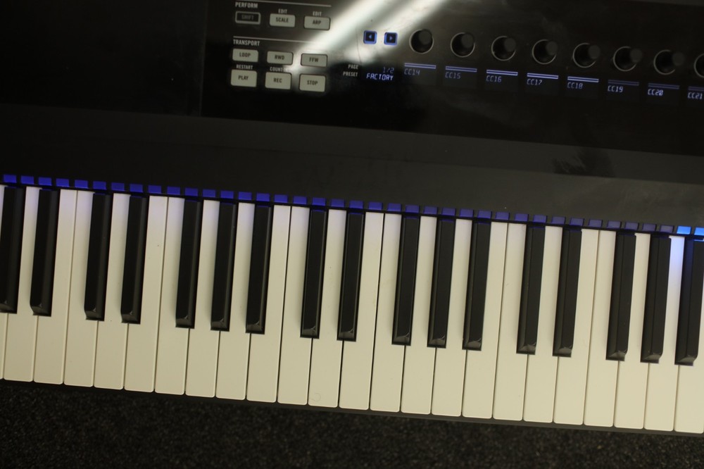 Native Instruments Komplete Kontrol S88 MIDI Keyboard Controller