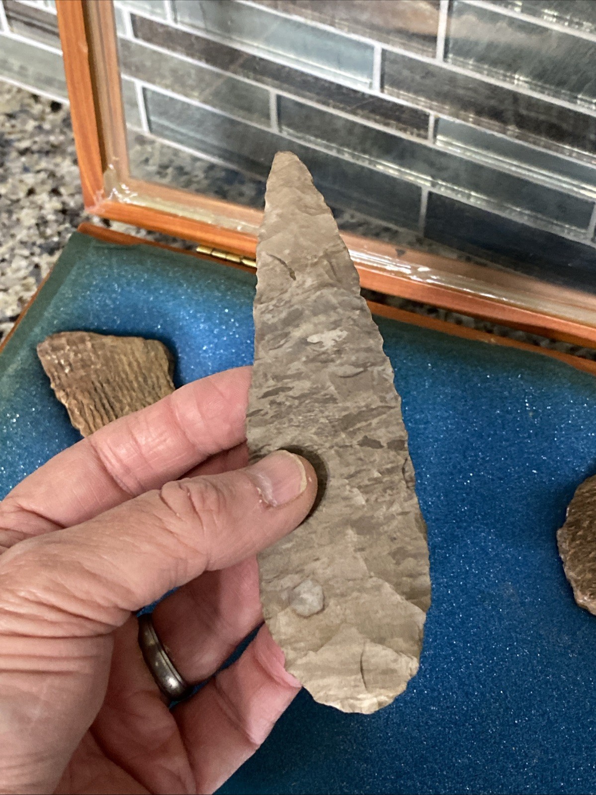 5-1/2” INDIAN ARTIFACT LERMA style BLADE FROM Mid Tn. Display Case & Pottery