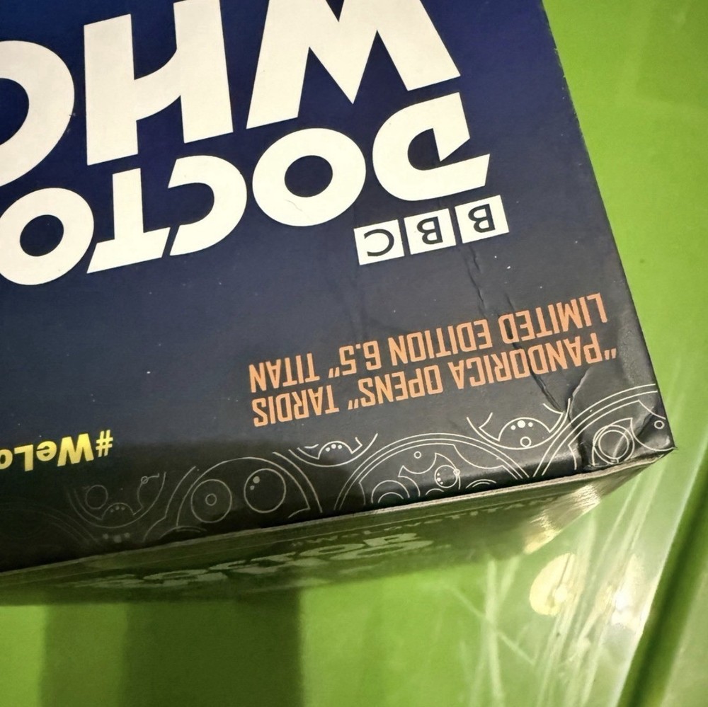 Doctor Who Titans 5000 Piece Hot Topic Exclusive Tardis Exploding