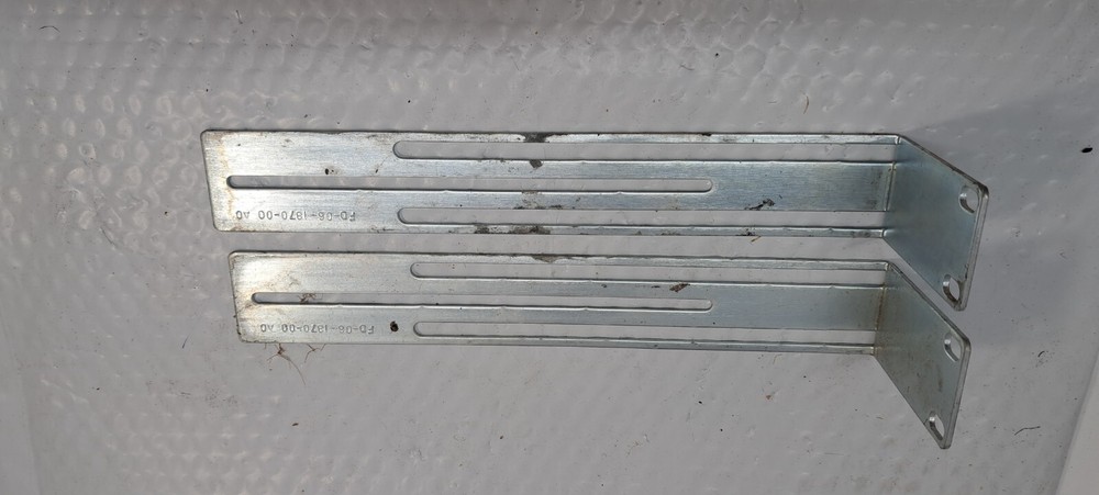 2 X mounting brackets FD-06-1370-00 USED
