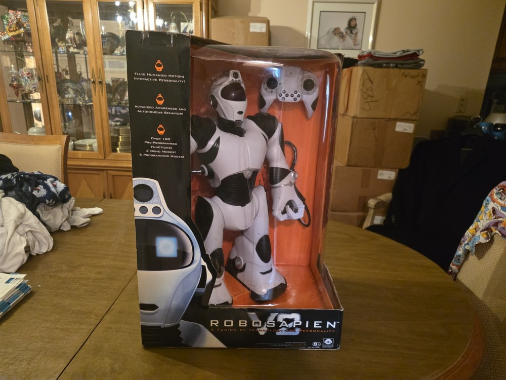 New WowWee Robosapien V2 White Full Function Humanoid 2005 Robot Gen 3