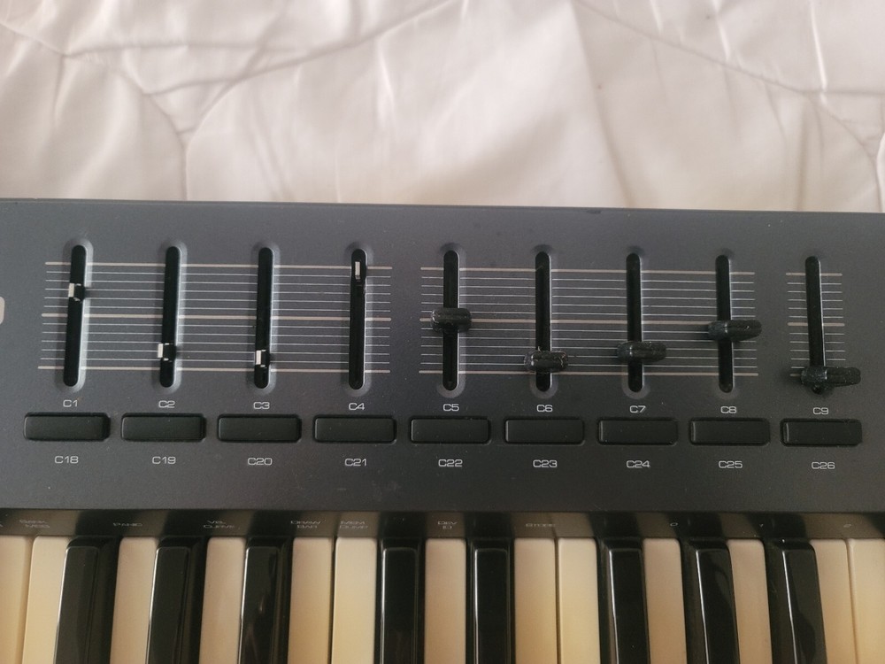 M-Audio Oxygen 49 (3rd Gen) MIDI Controller Keyboard-Missing Four Plastic Knobs