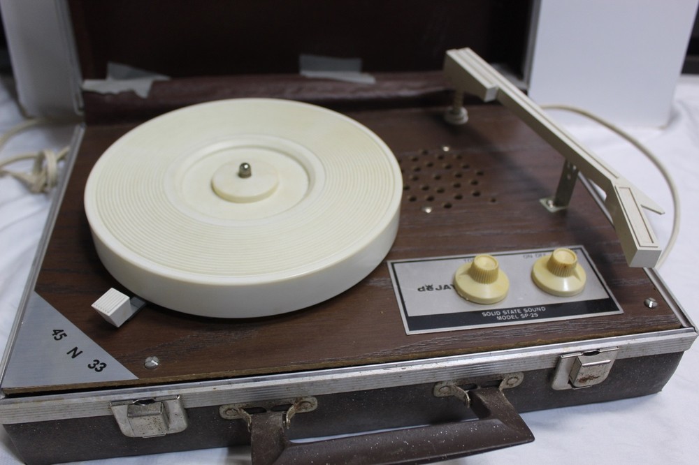 Portable DE JAY SOLID STATE SOUND MODEL SP-25 Suitcase STYLE Record Player